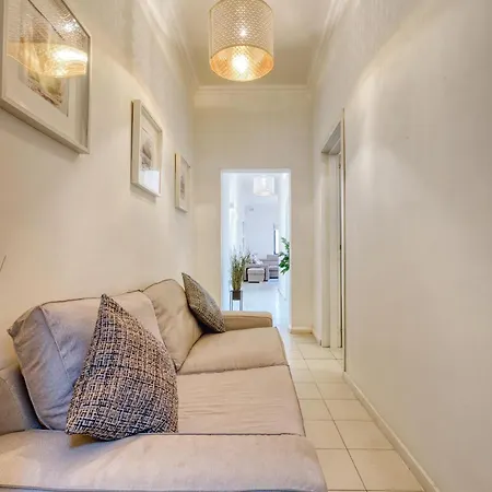 Διαμέρισμα Comfortable 3br In The Centre Of By 360 Estates *